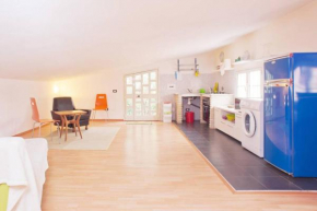 Loft mansardato con giardino e piscina in villa privata Loft with garden and swimming pool in a private villa